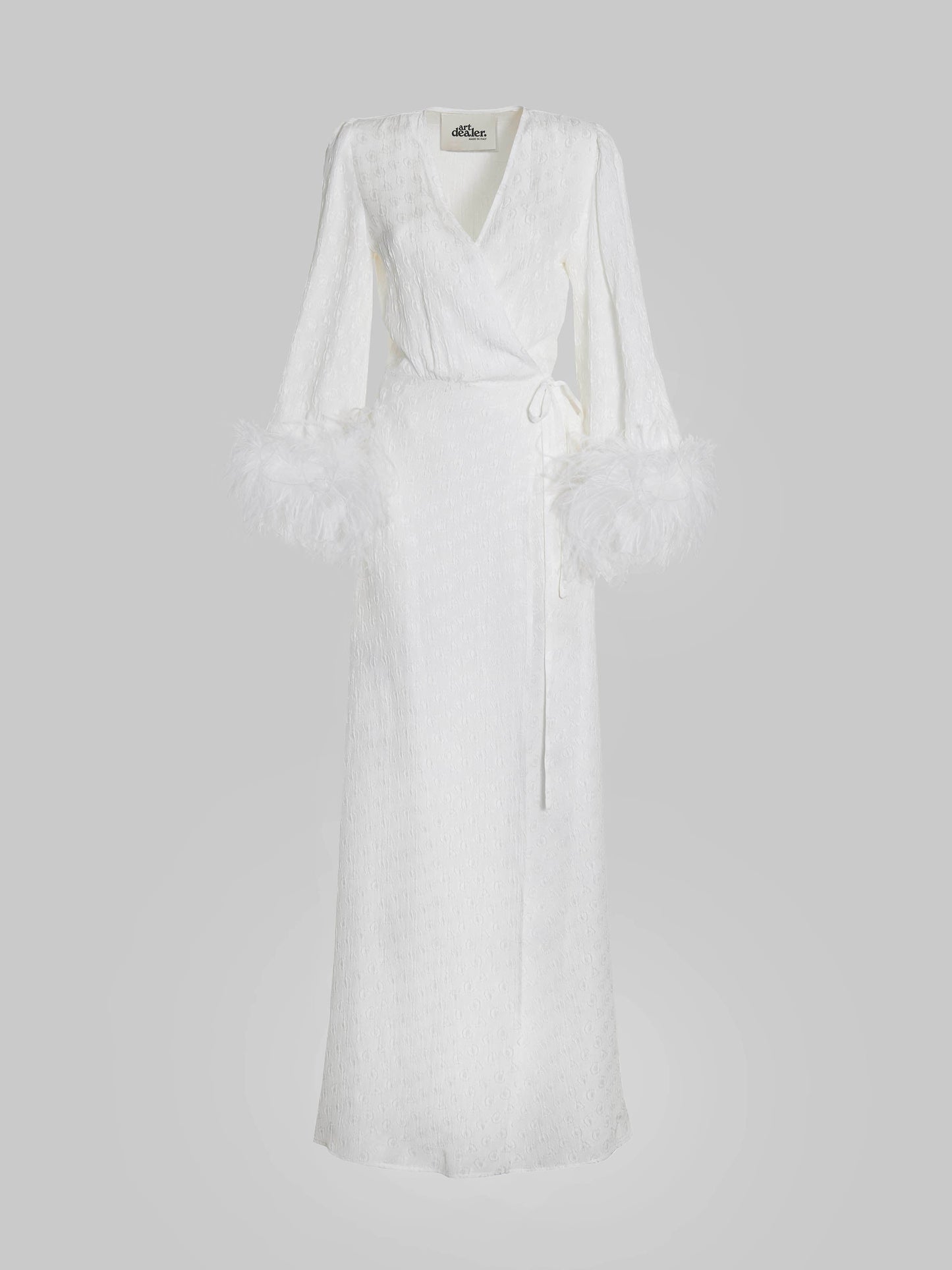 Iris Wickelkleid in strahlendem Weiß – Ärmel mit Federbesatz