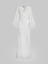 Iris Wickelkleid in strahlendem Weiß – Ärmel mit Federbesatz
