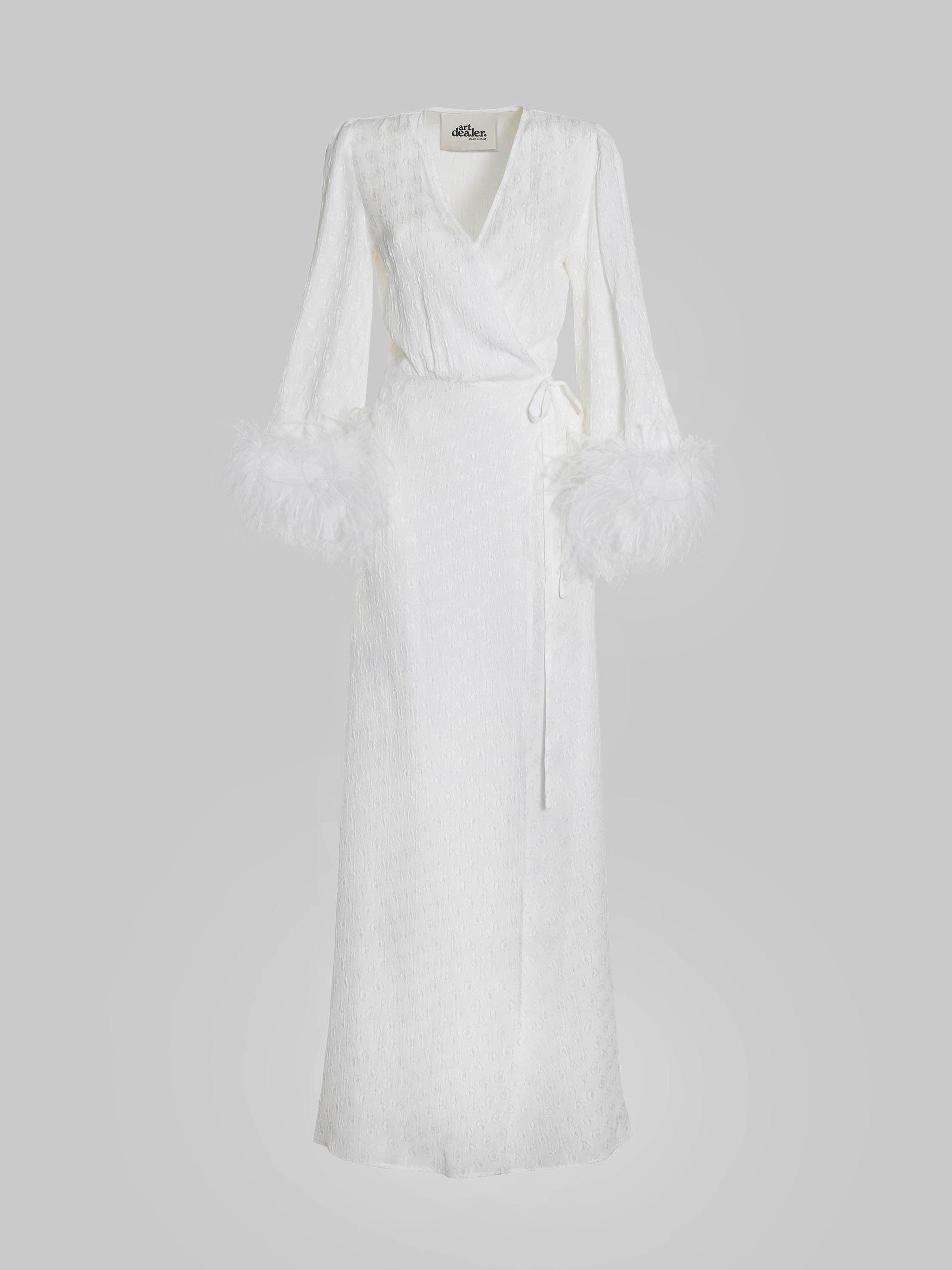 Iris Wickelkleid in strahlendem Weiß – Ärmel mit Federbesatz