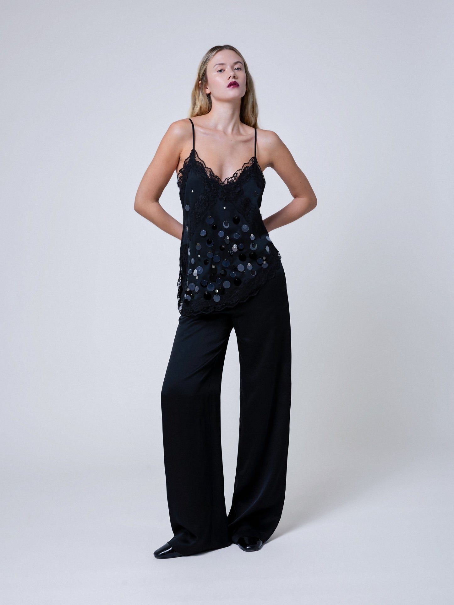 Top Scarlett in onice nero – pizzo e paillettes ricamate a mano