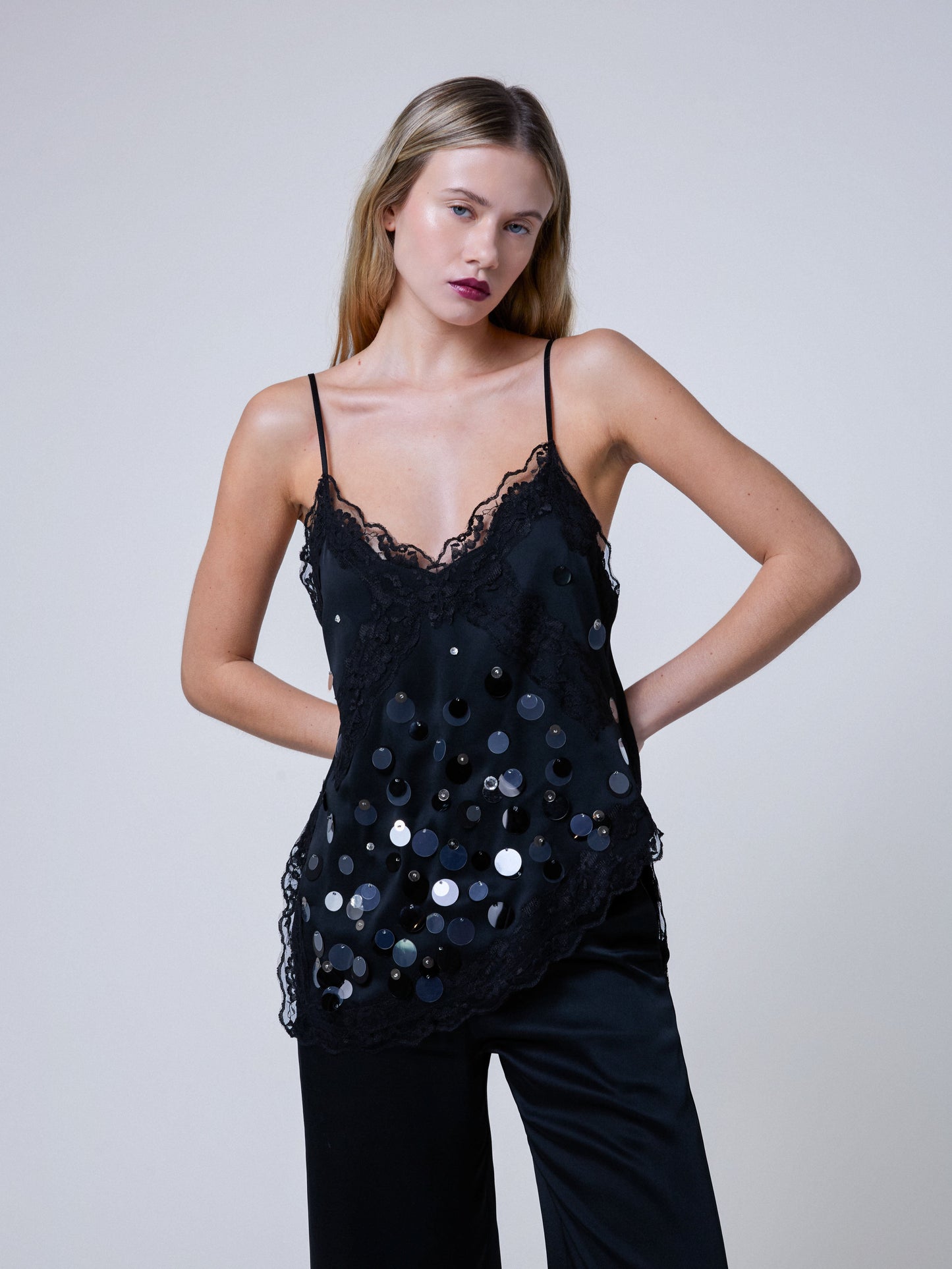 Top Scarlett in onice nero – pizzo e paillettes ricamate a mano