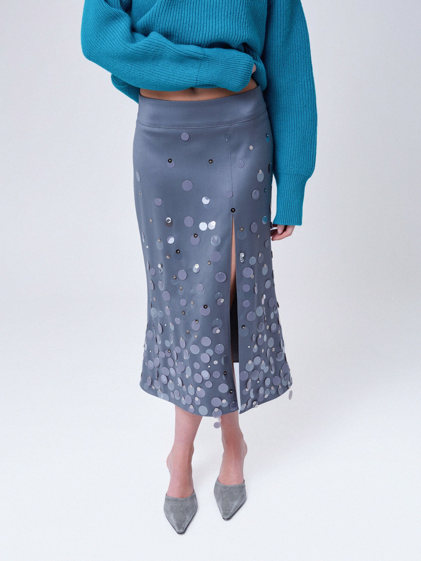 Julia Midirock in Silbergrau – Handbestickte Pailletten