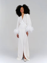 Iris Wickelkleid in strahlendem Weiß – Ärmel mit Federbesatz
