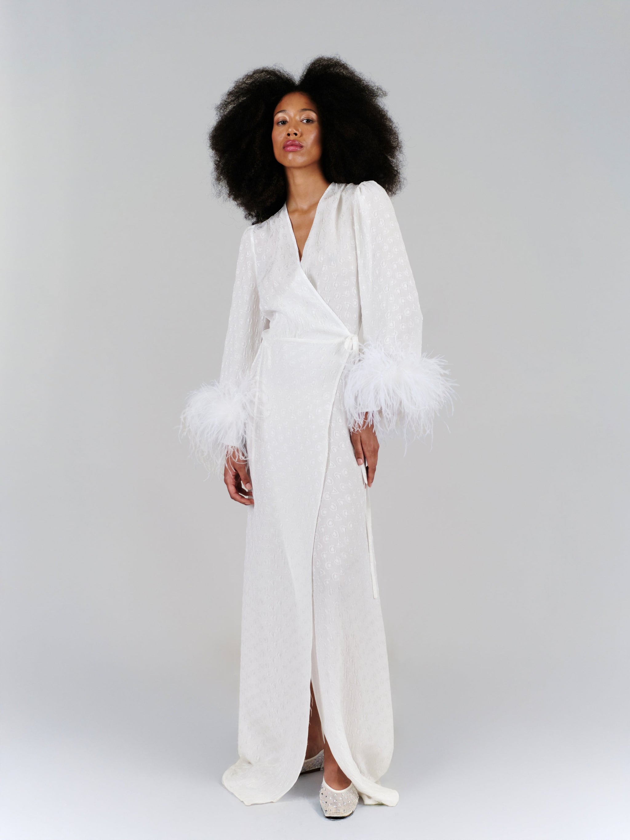 Iris Wickelkleid in strahlendem Weiß – Ärmel mit Federbesatz