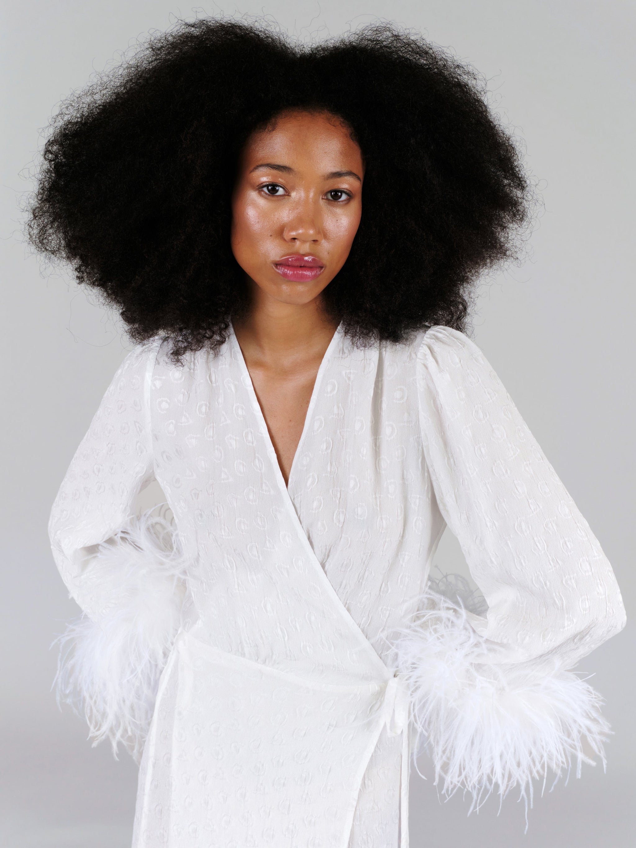 Iris Wickelkleid in strahlendem Weiß – Ärmel mit Federbesatz