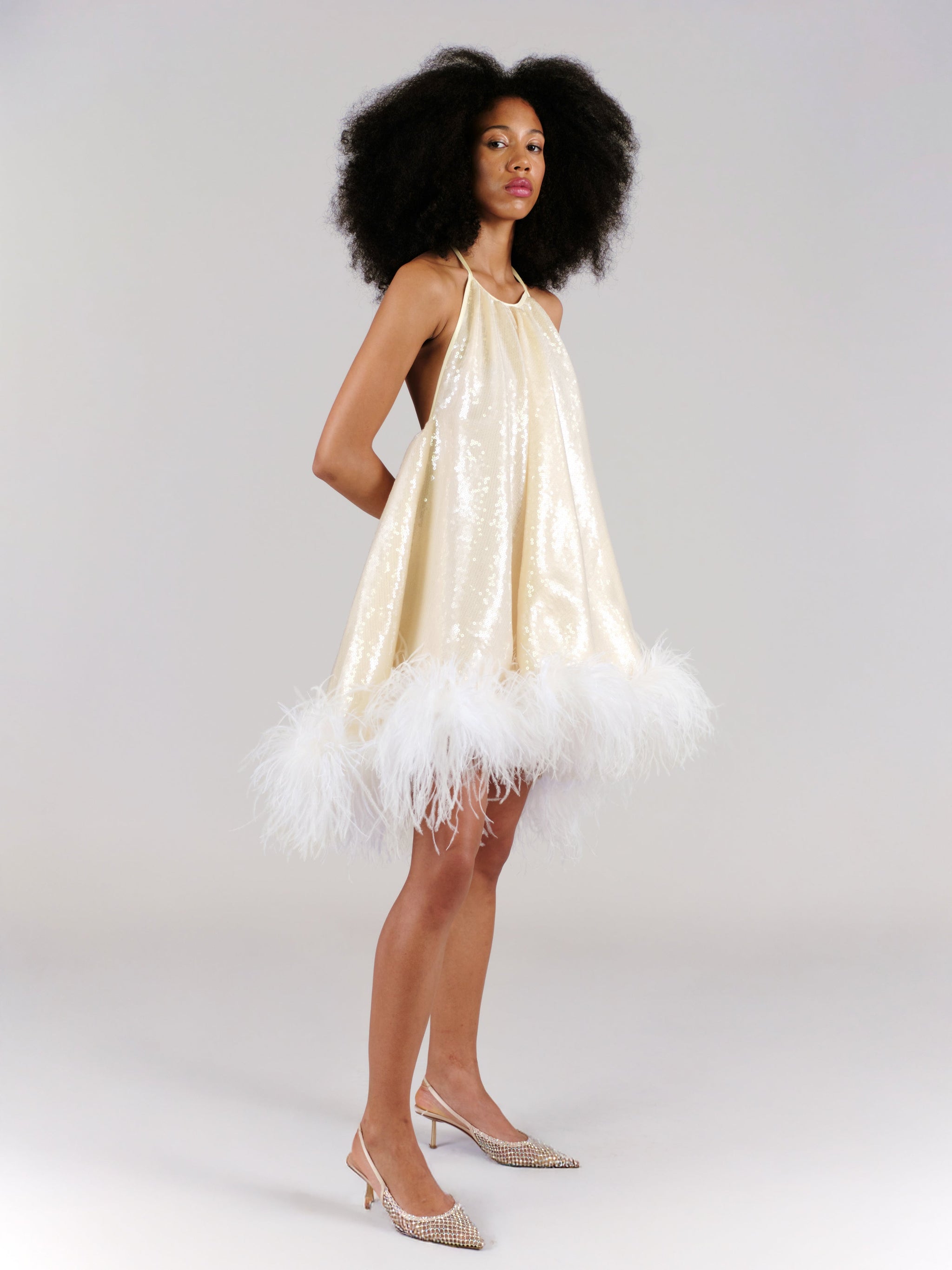 Georgia Neckholder-Minikleid in Champagnerfarben – mit Feder- und Paillettendetails