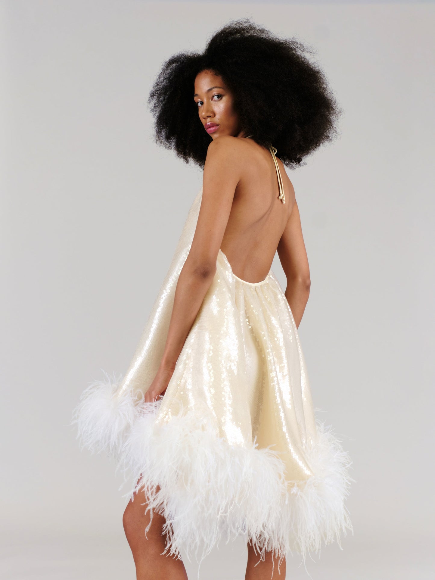 Georgia Neckholder-Minikleid in Champagnerfarben – mit Feder- und Paillettendetails