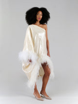 Nina One-Shoulder-Kleid in Champagner-Schimmer – mit Feder- und Paillettendetails