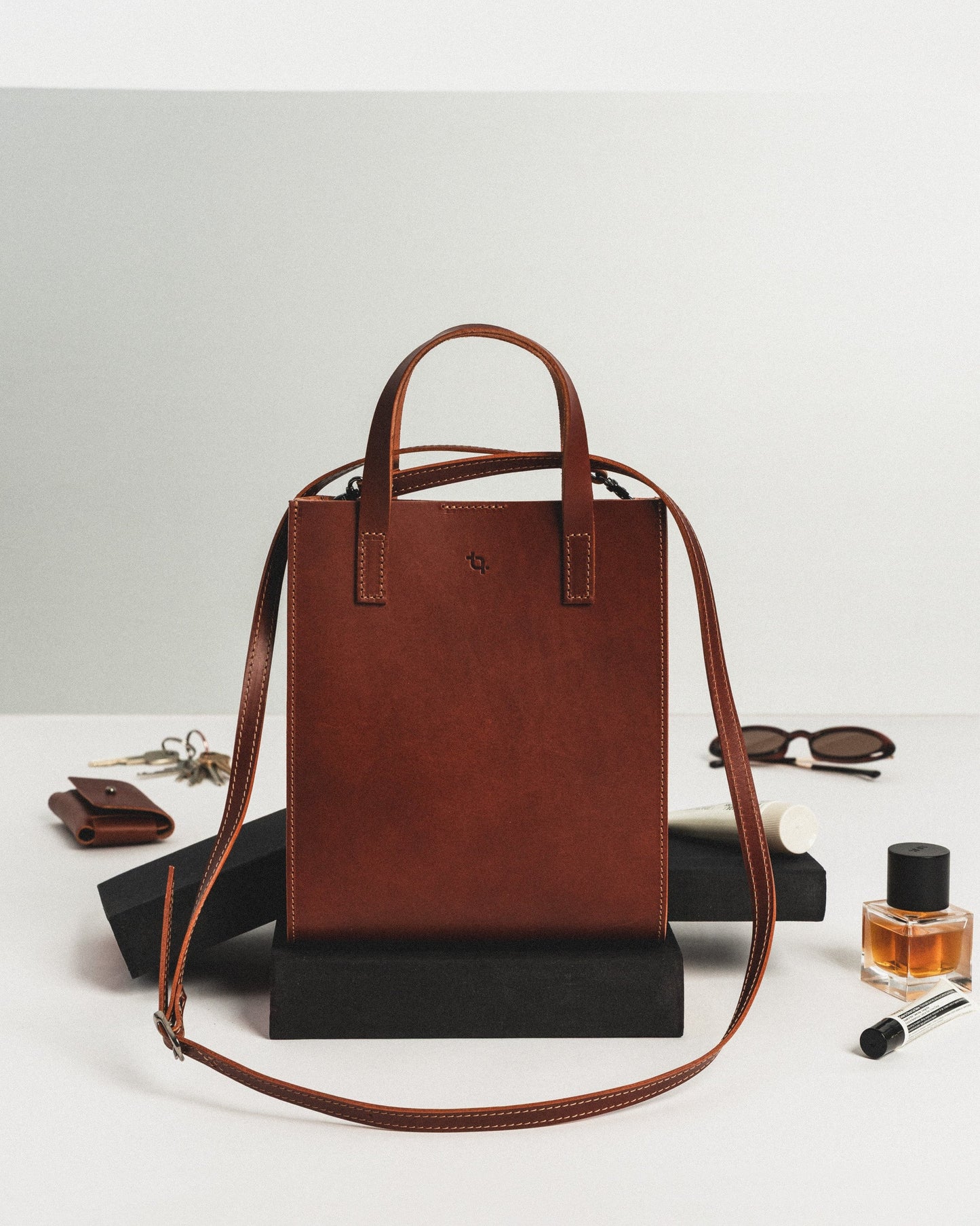 Bold Bucket Handbag - Cognac