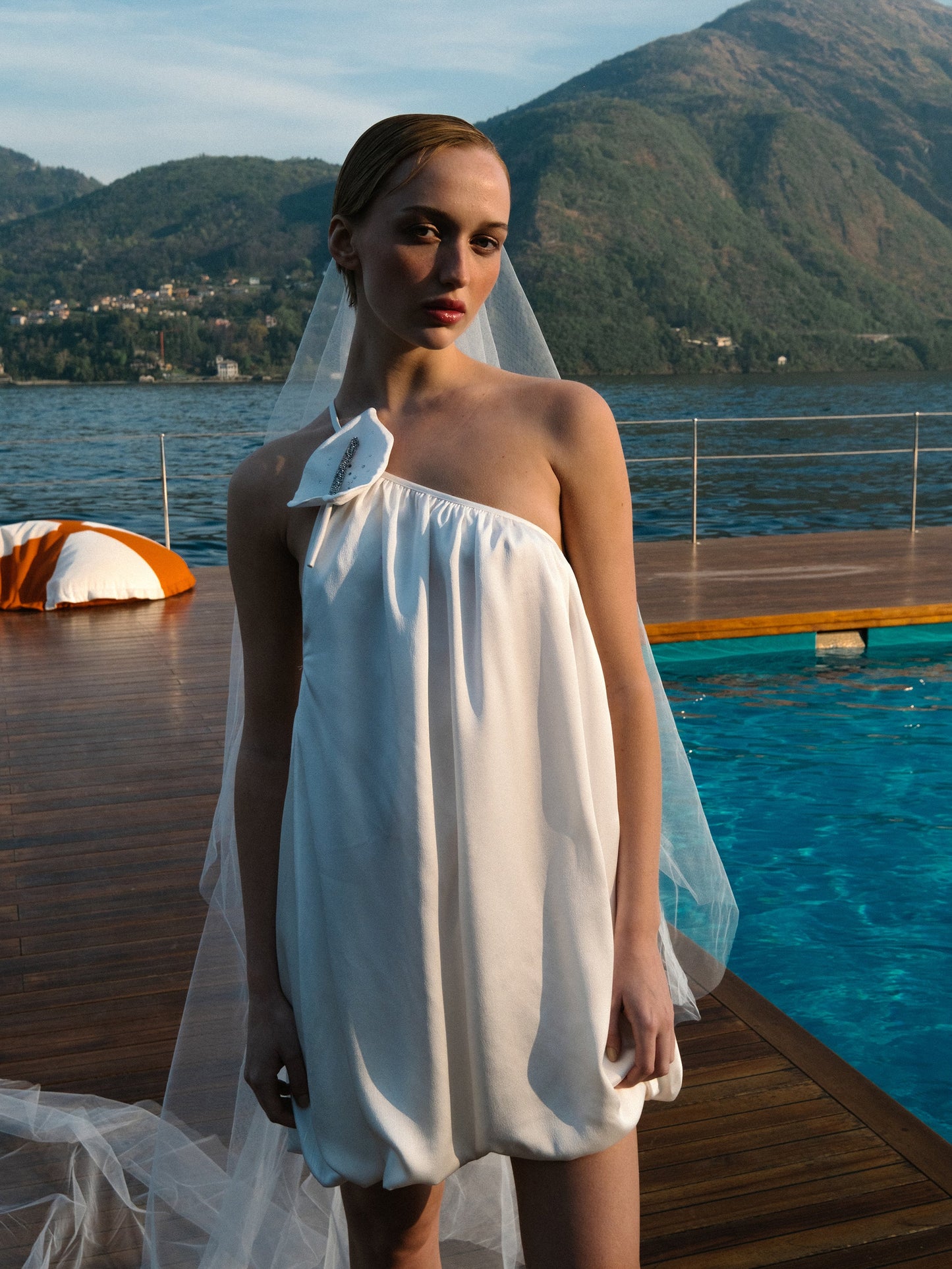 Leah-Kleid in strahlendem Weiß – Ballon-Saum mit floralen Details