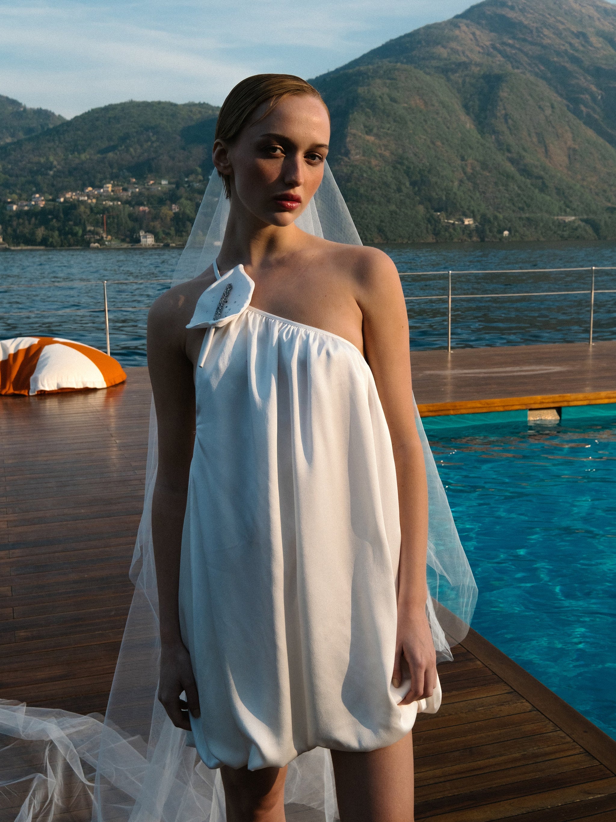 Leah-Kleid in strahlendem Weiß – Ballon-Saum mit floralen Details